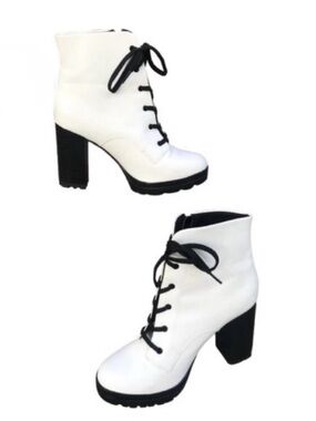 SAPATINHO DE LUXO WHITE & BLACK FAUX LEATHER HEELED COMBAT BOOTS (8M)
